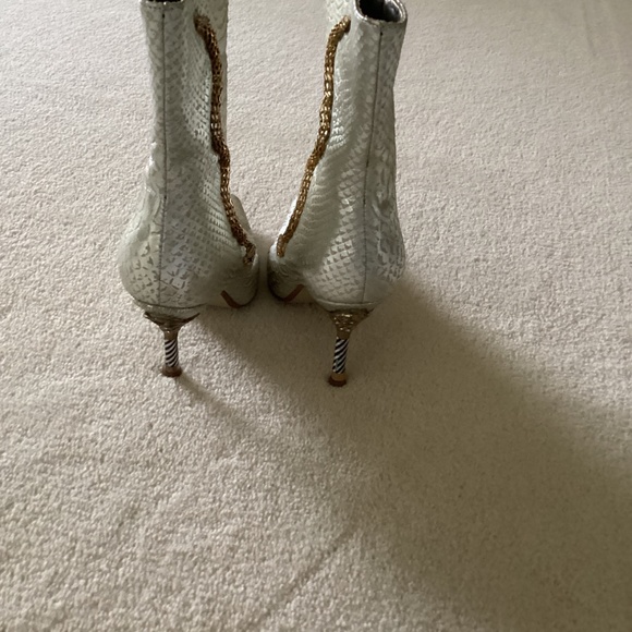 Elegant Snake-Embellished Heeled Boots - Picture 4 of 8